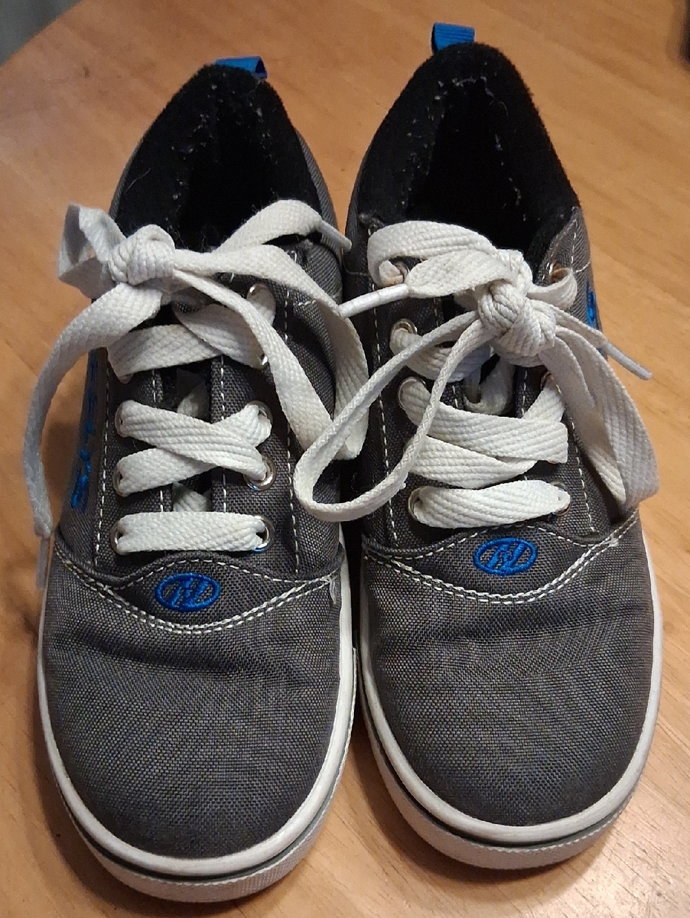 Heelys Size 2 Youth Gray Canvas Lace-Up Sneakers with Wheels